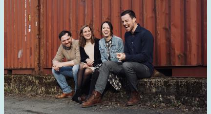 BAST vorm roten Container