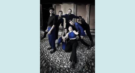 Die 7 Künstler:innen der Gruppe posieren in einer Gasse. Fotografin: Lea Bianco-Chinto