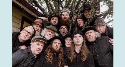 15 Männer mit sonderbaren Kopfbedeckungen