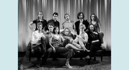 Neilon auf einem Sofa