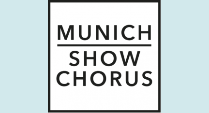 Das Bild zeigt das Logo des Munich Show Chorus. Es besteht aus einem schwarzen quadratischen Rahmen auf weißem Hintergrund, in dem in schwarzen Großbuchstaben Munich Show Chorus steht. Das Wort Munich ist schwarz unterstrichen.