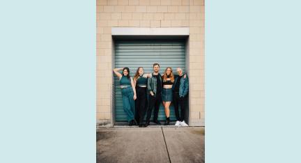 hier sind die 5 Sänger*innen von Noice. zu sehen