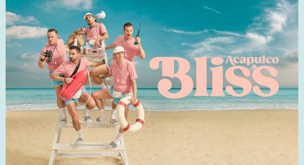 Auf dem Bild sind fünf männlich präsentierende Personen zu sehen. Sie tragen alle ein rosafarbenes Shirt und hellblaue kurze Hosen. Mit Rettungsring, Rettungsboje, Radio, Feldstecher und Funkgerät bewaffnet stehen sie auf einem Rettungsturm am Strand. Im Hintergrund über dem blauen Himmel steht der Titel des Programms «Acapulco» und der Name der Band «BLISS».