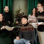 Das Calmus Ensemble singt unterm Weihnachtsbaum.