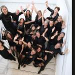 Catchatune sitzt auf der Treppe und alle schauen und winken nach oben