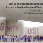 Bonner Jazzchor in Flieder/Lila in eine Reihe am Balkon vom Kunstmuseum Bonn mit Überschrift „ sing mit uns“
