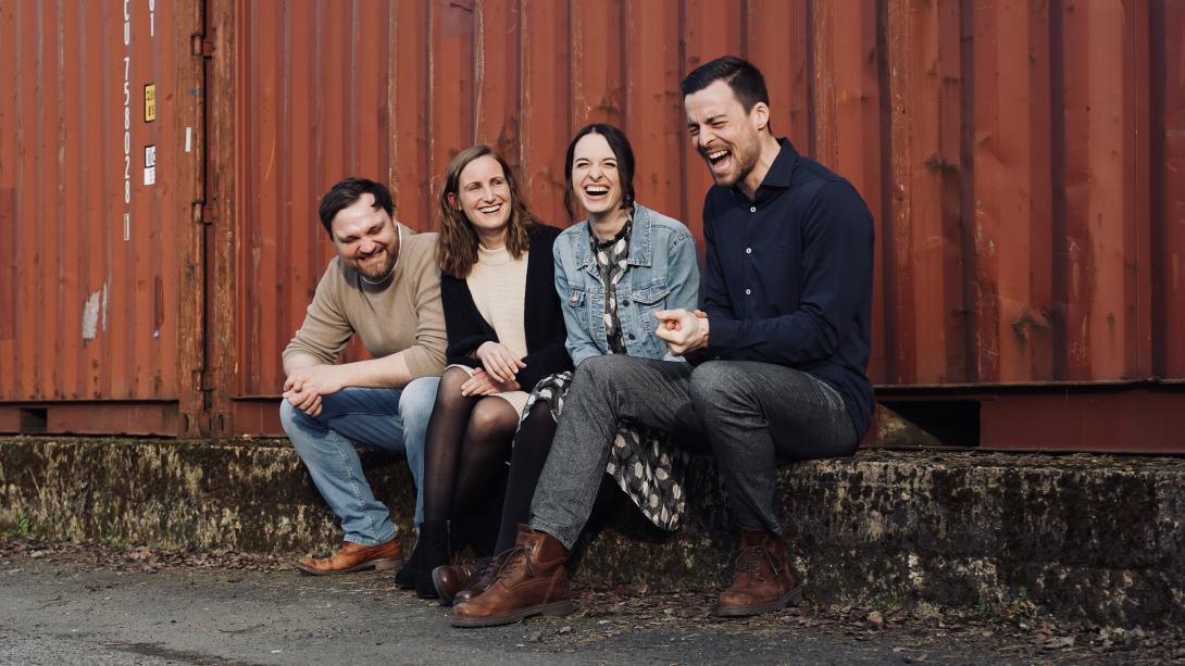 BAST vorm roten Container