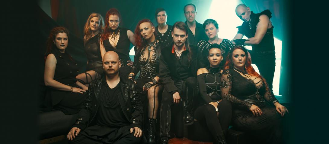 Eine Gruppe von 12 Menschen