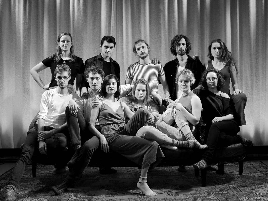 Neilon auf einem Sofa