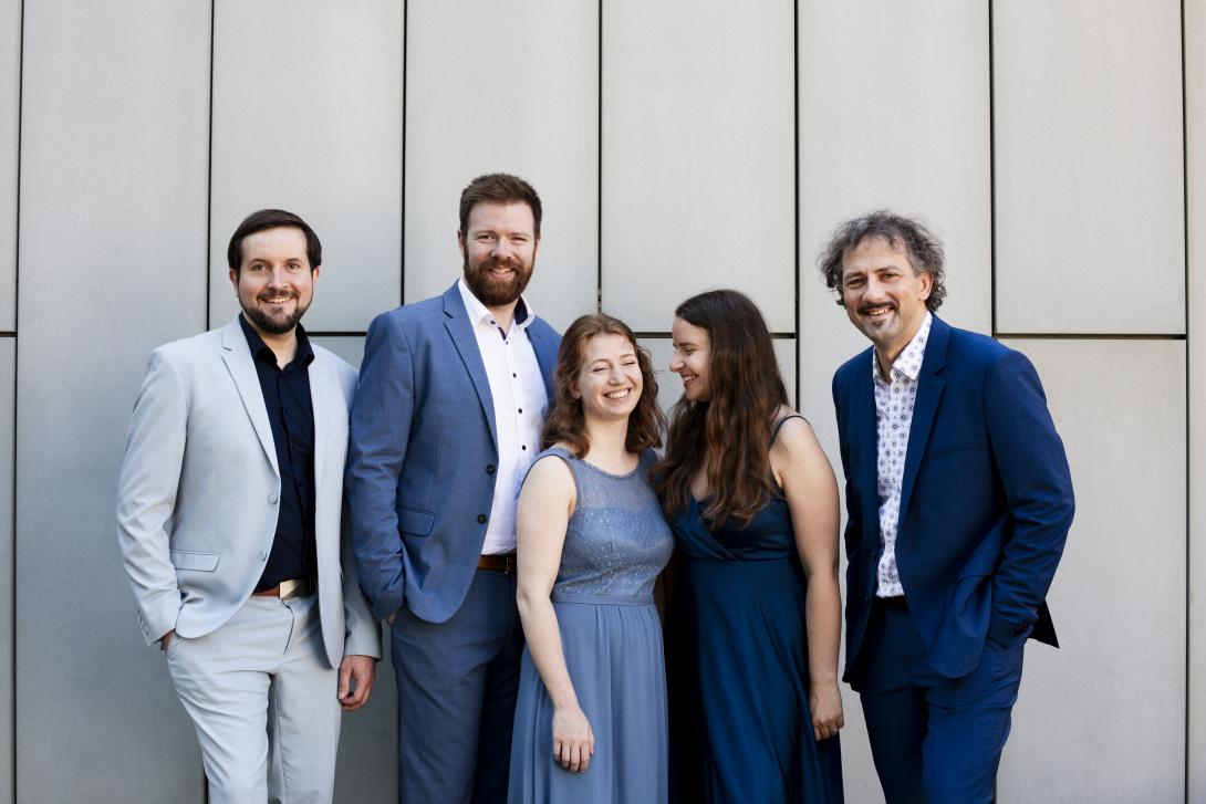 Die Gruppe Quintabulous stellt sich auf dem Foto in Konzertkleidung locker lächelnd dar. Das Foto-Copyright liegt bei Conrad Schmitz, 2024