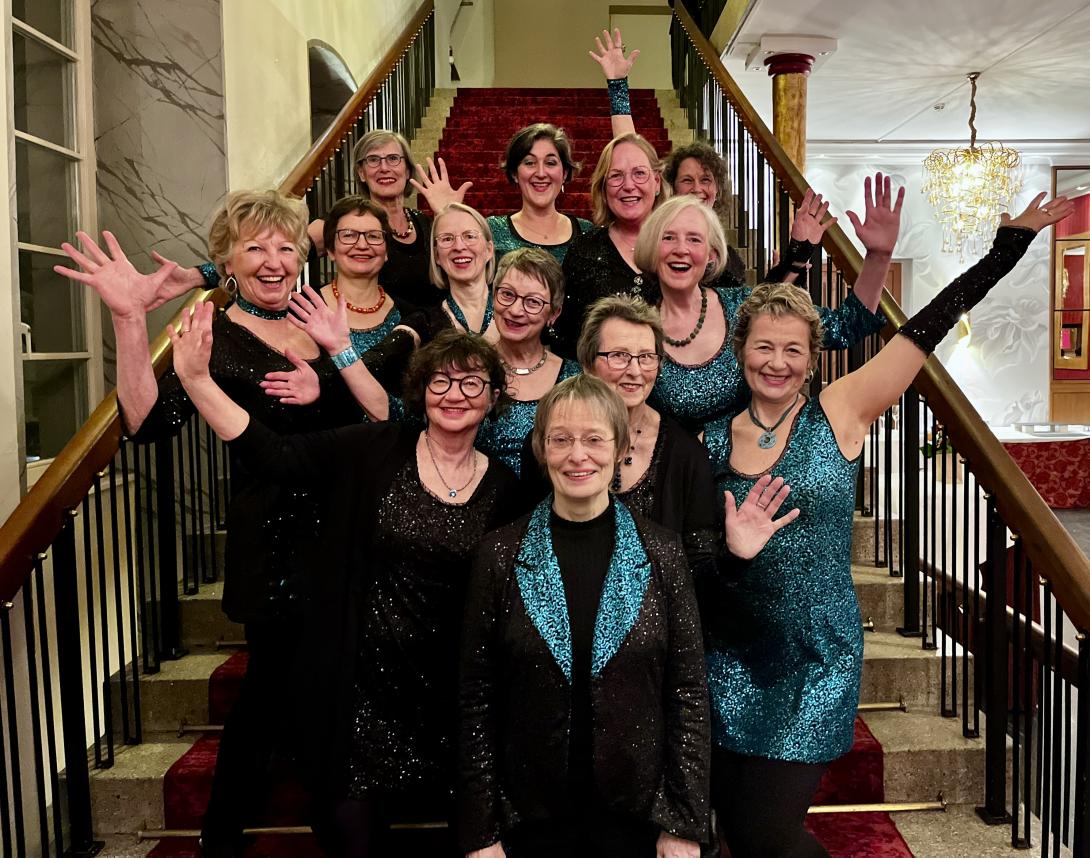 Femmes Vocales im Auftritts - Outfit