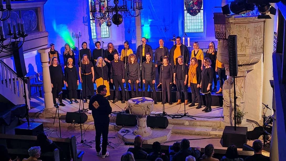Foto vom Auftritt B-WARE in einer Kirche