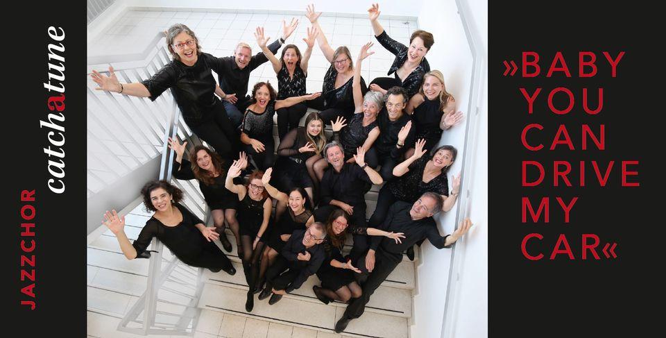 Catchatune sitzt auf der Treppe und alle schauen und winken nach oben